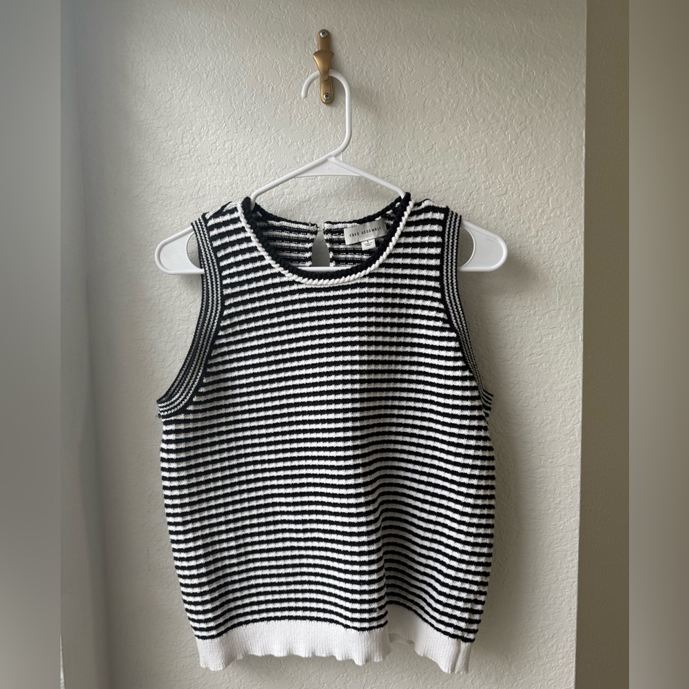 FREE ASSEMBLY BLACK AND WHITE STRIPED KNIT BLOUSE SIZE LARGE EUC